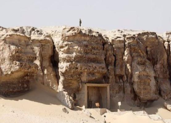 اكتشاف مقبرة مزدوجة تعود للأسرة الـ5 في مصر P_132424ijk2